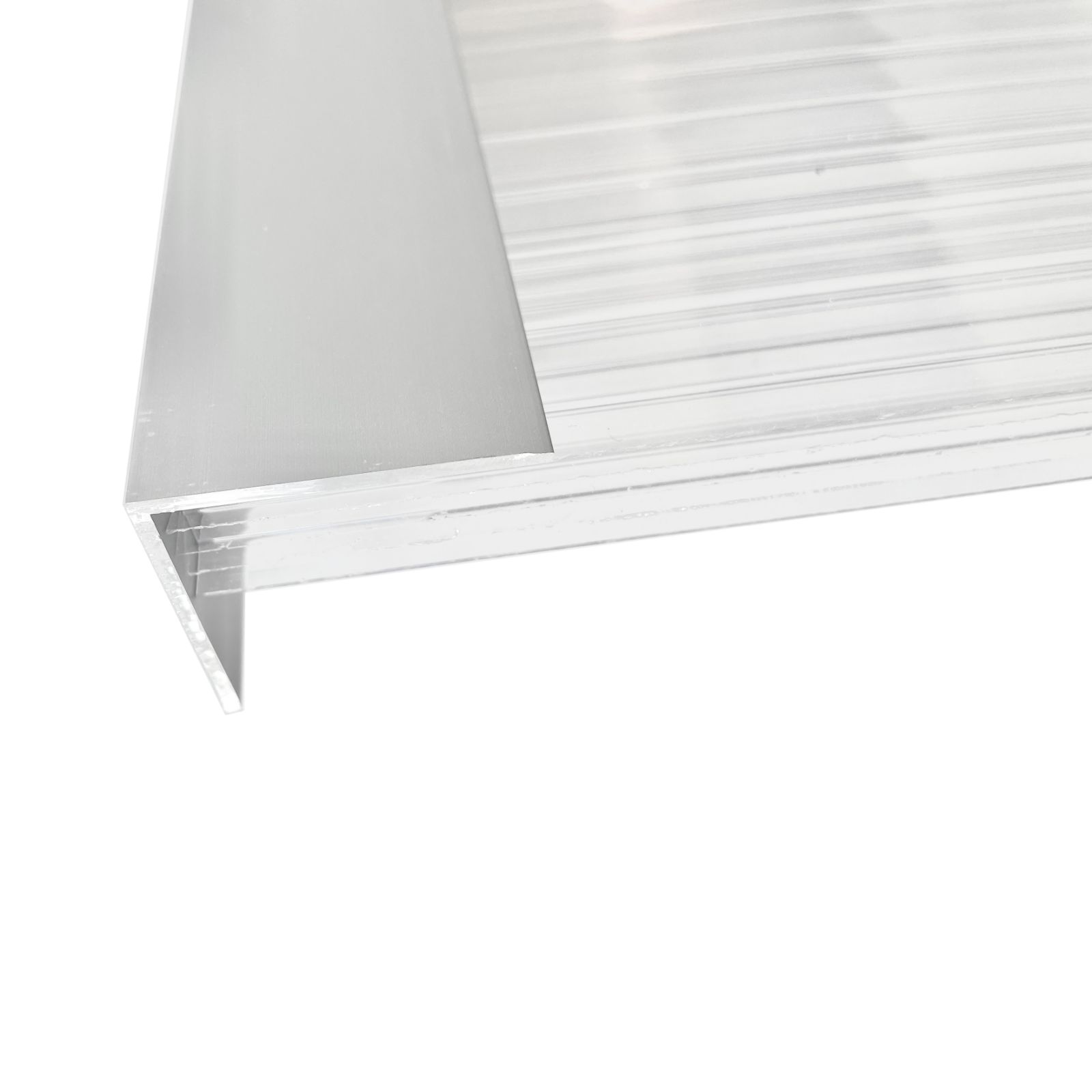 Ansicht von der gegenüberliegenden Seite des Aluminium L-Profils, befestigt an einer Kanal-Polycarbonatplatte