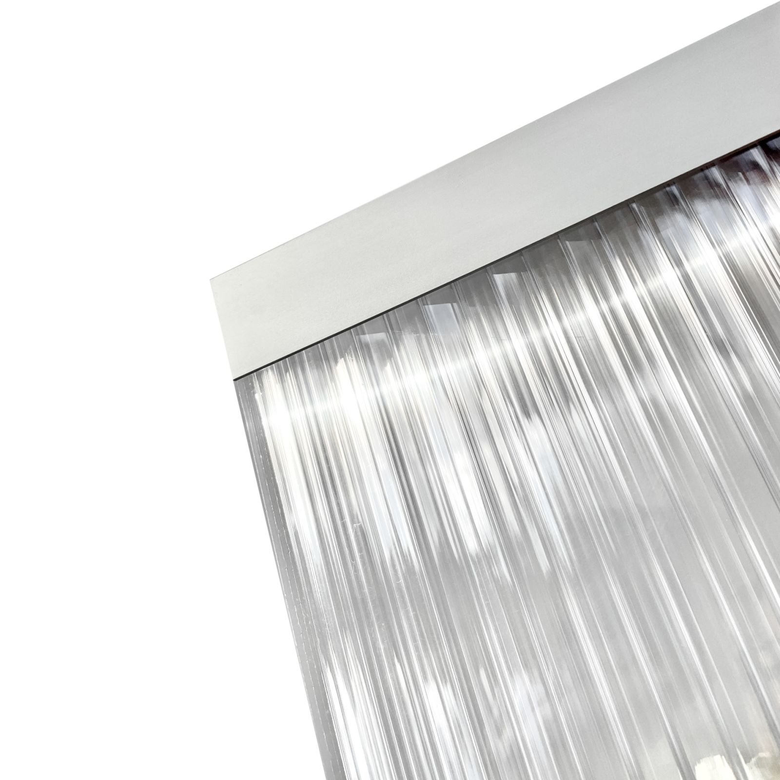 Aluminium L-Profil verbunden mit einer Kanal-Polycarbonatplatte, von oben gesehen