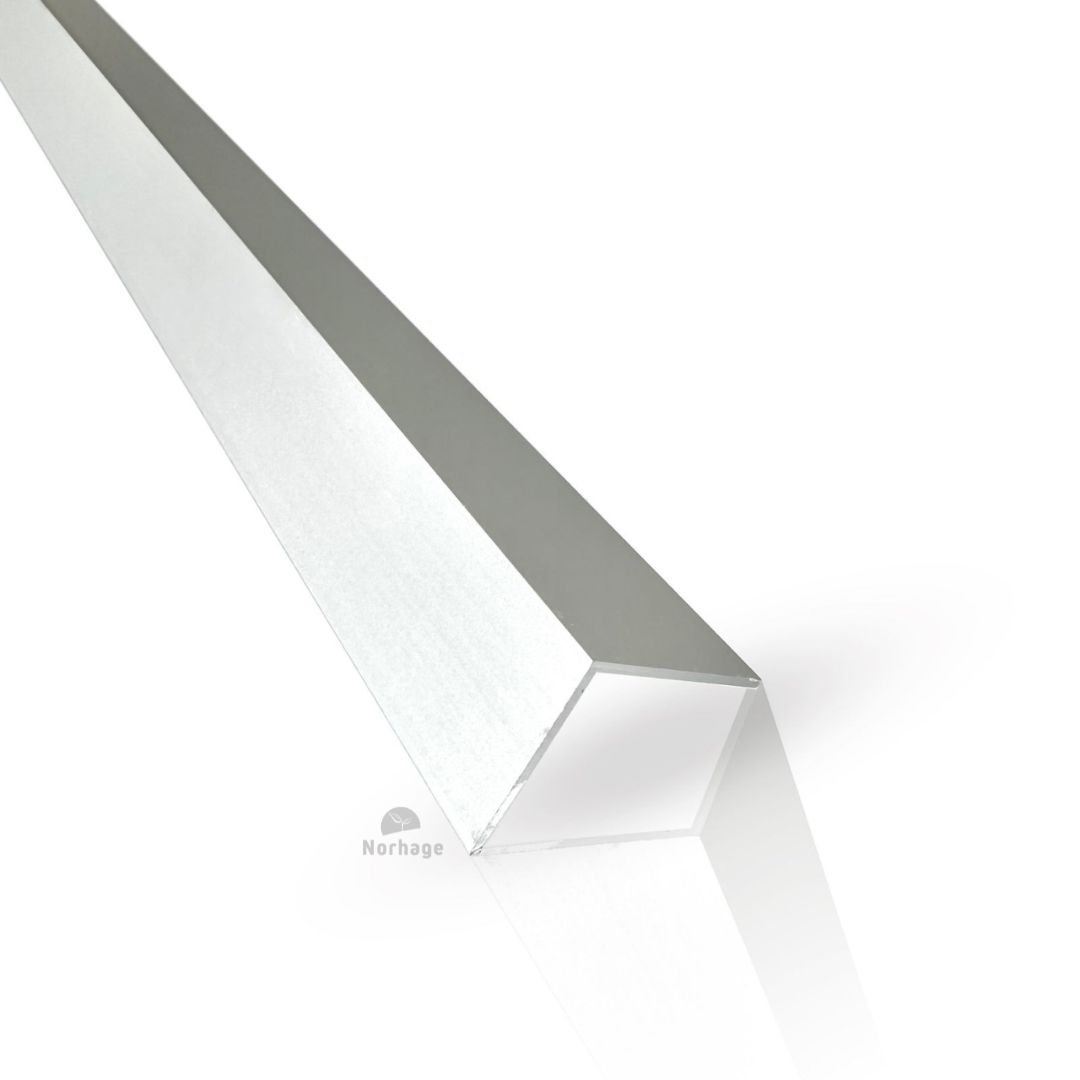 Aluminium L-Profil von oben gesehen, mit Fokus auf die glatten Kanten und die robuste Oberfläche