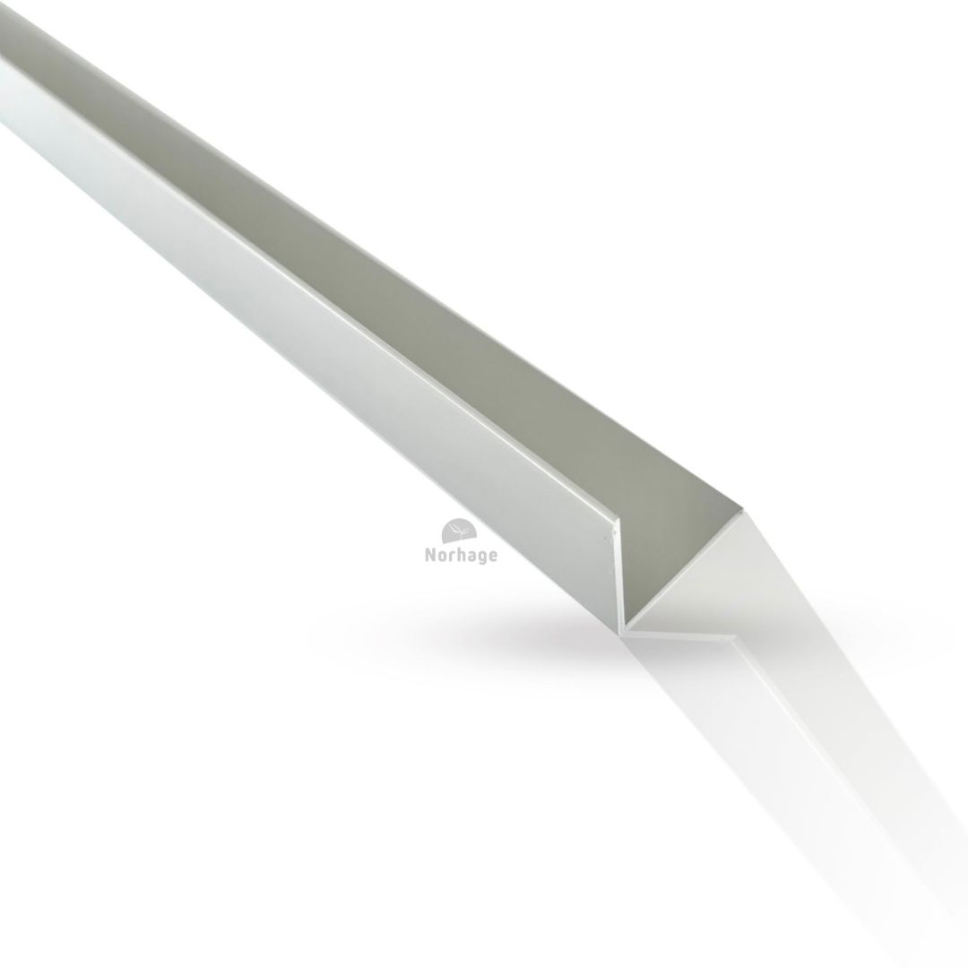 Aluminium L-Profil von unten gesehen, zeigt die saubere Oberfläche und die rechtwinklige Form