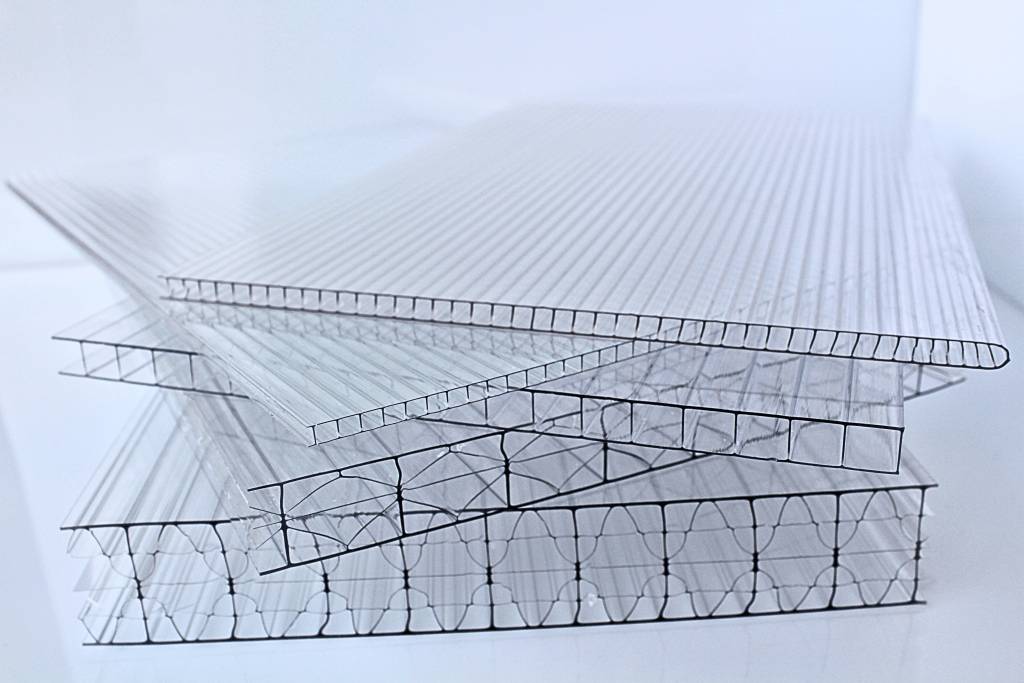 Stapel von Polycarbonatplatten in verschiedenen Stärken, hochwertige Qualität von Norhage.